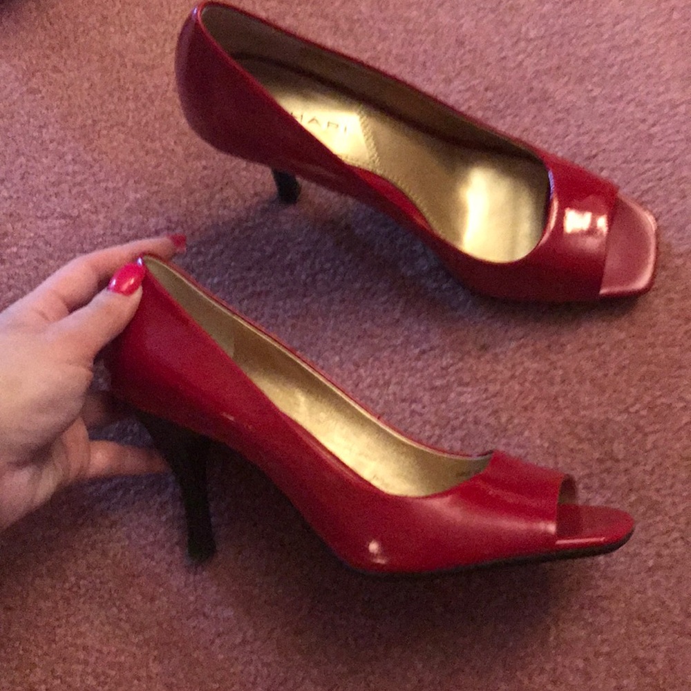 TAHARI HEELS